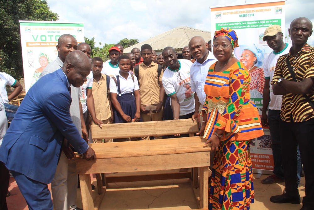 CÃ´te d'Ivoire: remise de tables-bancs pour soulager les Ã©coles de Brobo