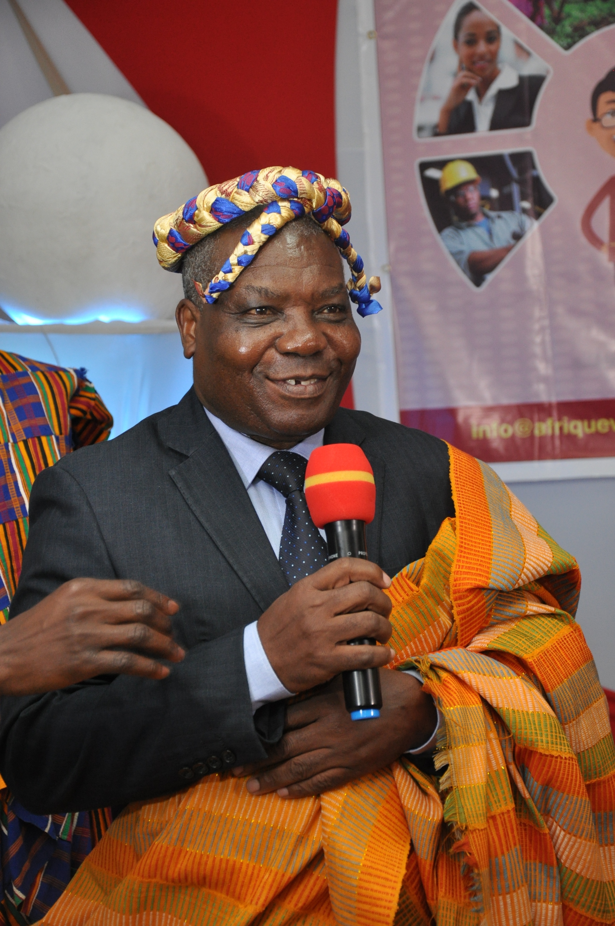 SON EXCELLENCE Mr MARIO FELIX, AMBASSADEUR DE LA REPUBLIQUE DE L'ANGOLA EN C.I, FAIT CHEF TRADITIONNEL. 13 JUILLET 2018. A L'HOTEL IVOTEL DU PLATEAU