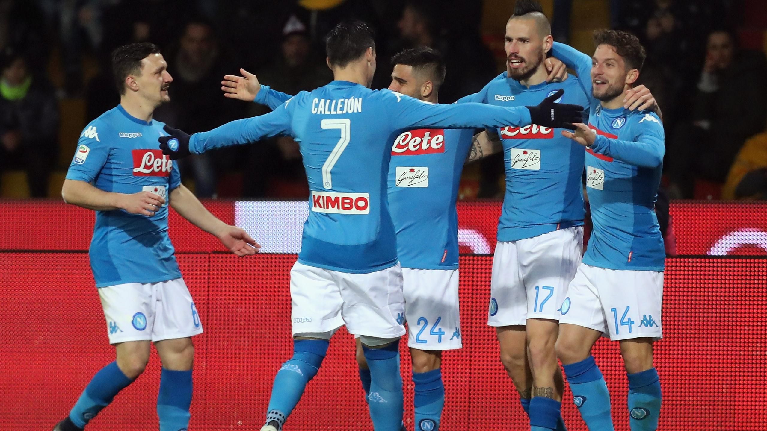 Naples s'impose Ã  Benevento (0-2) et reprend la premiÃ¨re place